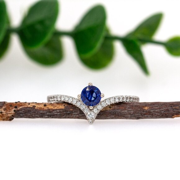 Ceylon Blue Sapphire Ring in 14K Solid Gold with Chevron Diamond Pavé Shank - Picture 4 of 8